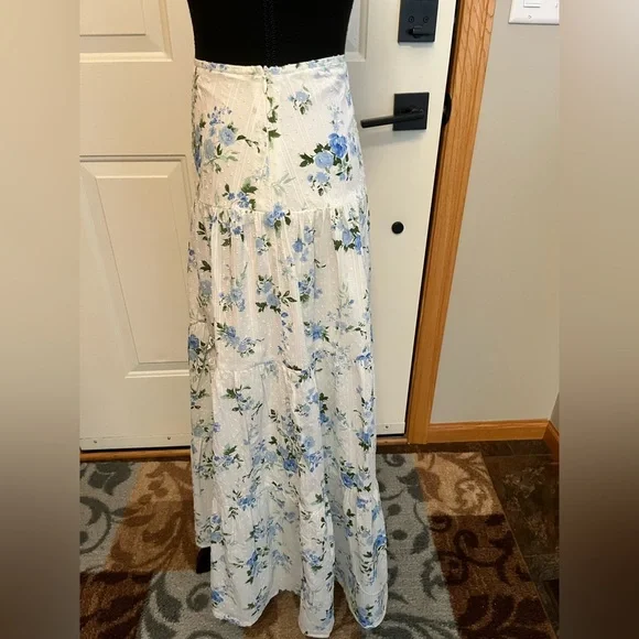 Women’s white and blue floral peasant boho tiered ruffle pull on skirt. Medium - Picture 4 of 15